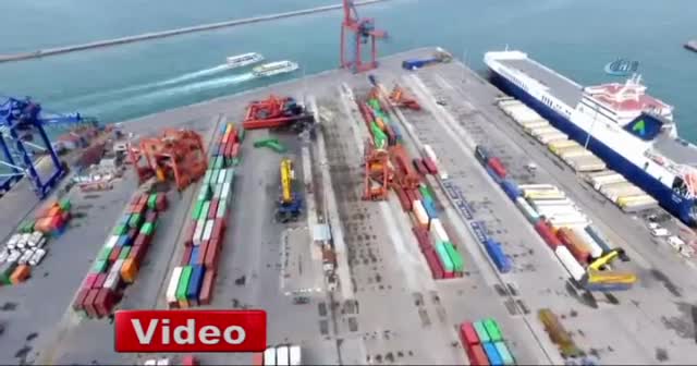 Haydarpaşa Limanı'nda fırtınadan devrilen vinçler havadan görüntülendi