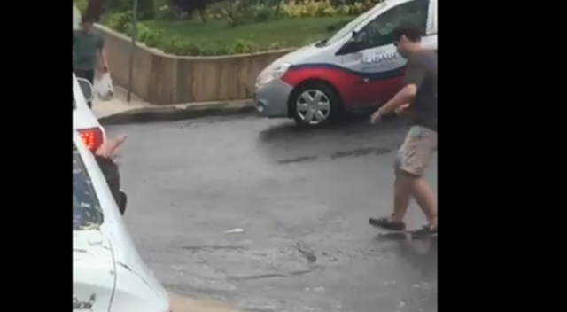 İstanbul'daki şiddetli yağmur sırasında Acıbadem'de görülen canlı balık şoke etti