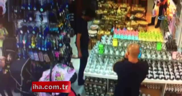 Kaşla göz arasında bebek arabasındaki çantayı çaldılar