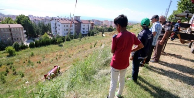 Kontrolden çıkan araç uçurumdan yuvarlandı: 3 yaralı