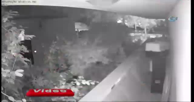 Milas’ta deprem anı iş yeri kameralarına yansıdı