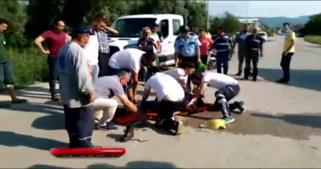 Motosiklet sürücüsü kız kamyonetin altında kaldı