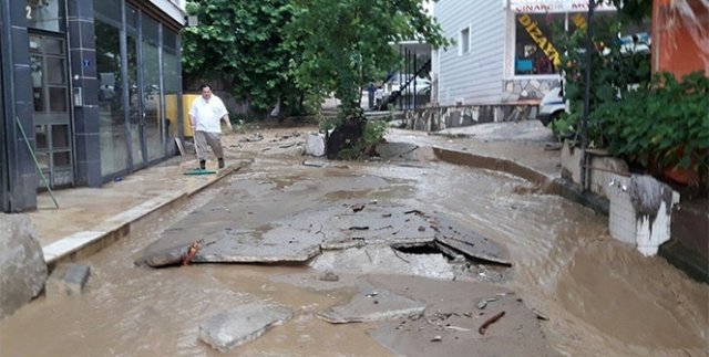 Yalova'da caddeler sular altında kaldı