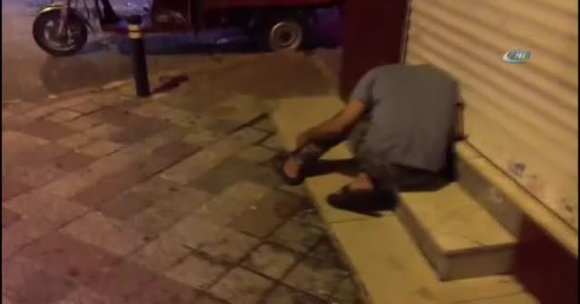 Aldığı uyuşturucunun etkisiyle caddenin ortasına yığıldı