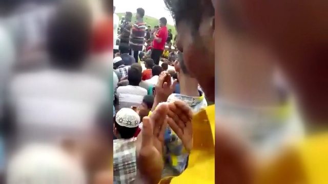 Arakanlı Müslümanlar, toplu dua ederken gözyaşlarına boğuldu
