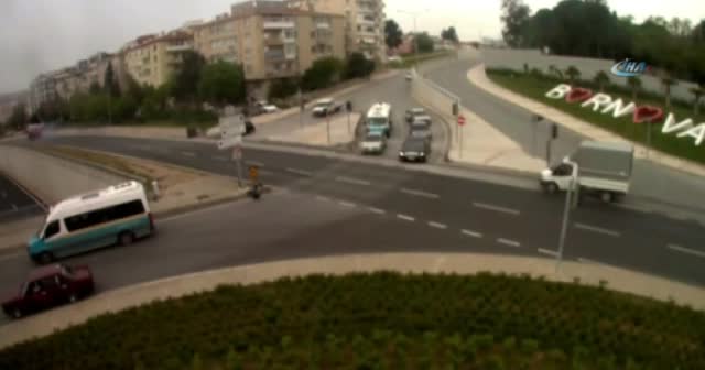 Çarptığı otomobili yüzlerce metre sürükledi!