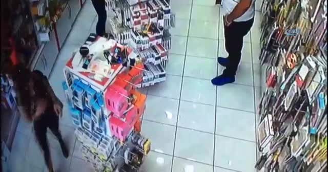 Cep telefonu kılıfı hırsızlığı kameralarda