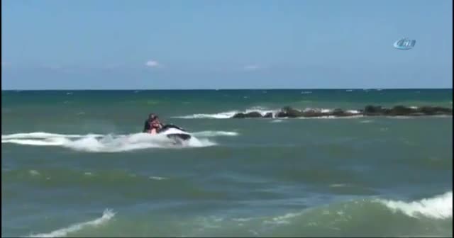 Dalgaların arasından jetski ile kurtarıldı