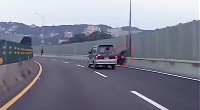 Feci motosiklet kazasında başını direğe çarptı!