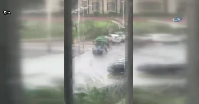 Fırtınaya direnemeyen kamyon,sahibinin üzerine böyle devrildi