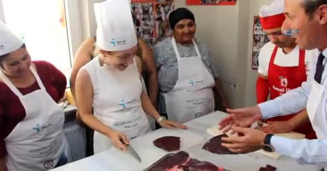 Hem göbek attılar hem pişirdiler