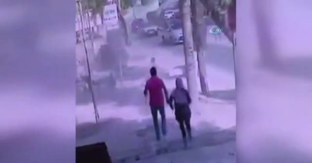 İşçiler inşaat iskelesinden böyle düştü: Bebekli kadın kıl payı kurtuldu