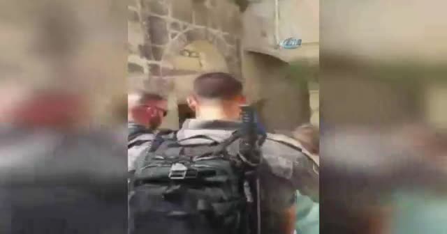 İsrail polisi, 2 öğrenciyi gözaltına aldı
