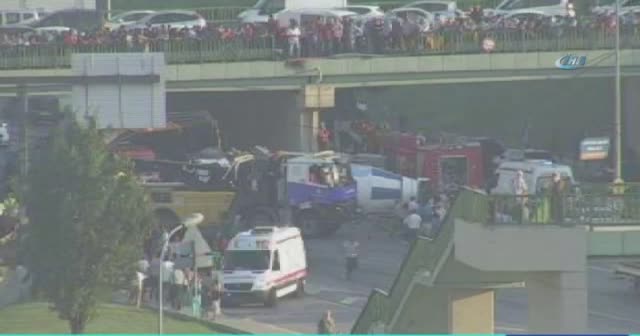 İstanbul’da E-5’te beton mikseri devrildi