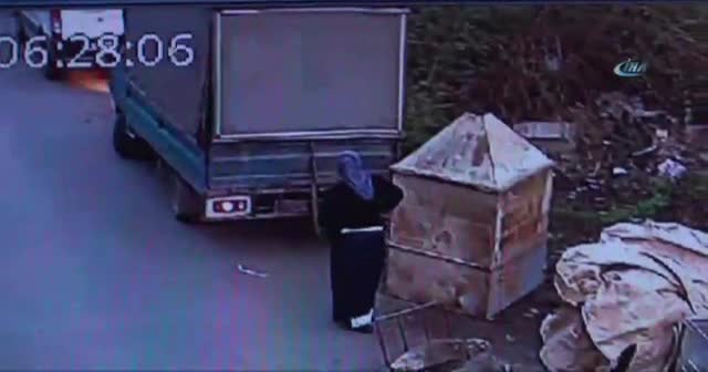 İstanbul'da iş yerlerine dadanan kadın hırsızlar görüntülendi