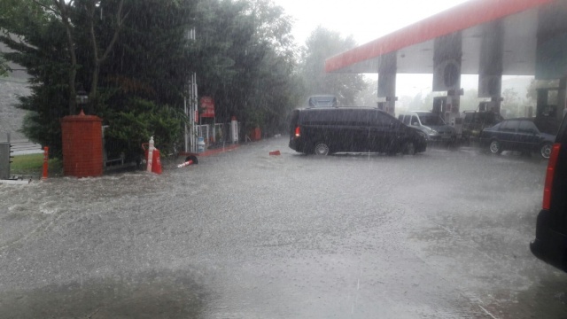 İstanbul’da şiddetli yağmur yaşamı olumsuz etkiledi