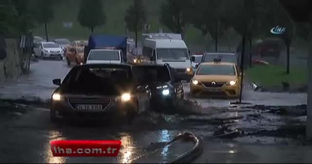 İstanbul'da yollar göle döndü: alt geçitte sürücüler zor anlar yaşadı