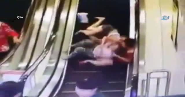 Çinli kadınların yürüyen merdivende yaşadıkları
