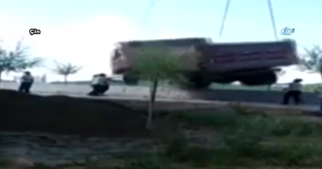 Kamyon işçinin üzerine düştü !