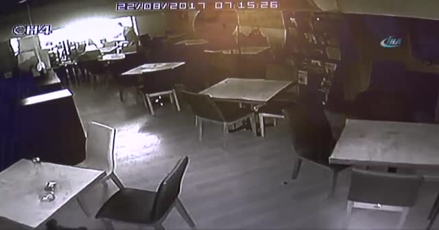 Korkak hırsız kendine sus işareti yaptı