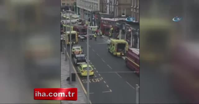 Londra’da yolcu otobüsü mağazaya girdi