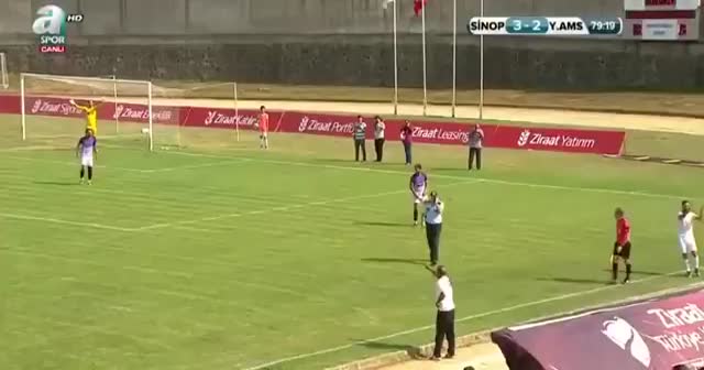 Maç oynanırken emniyet amiri sahaya girdi