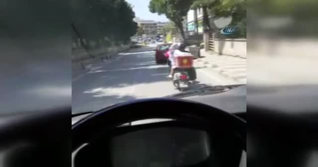 Maltepe'de bir ailenin motosikletle tehlikeli yolculuğu