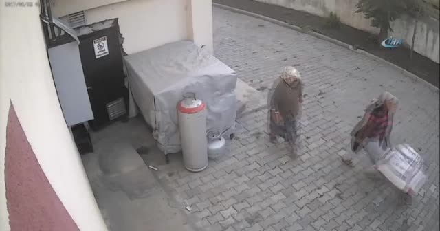 Öğrenci yurdundan buğday çalarken görüntülendiler