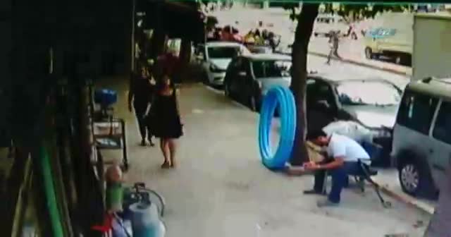 Ortalığı birbirine katan alkollü sürücüye dayak kamerada