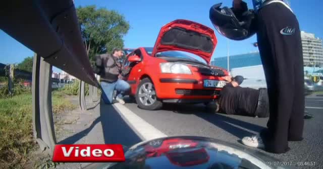 Otomobilin motoruna sıkışan kedi E-5'i birbirine kattı
