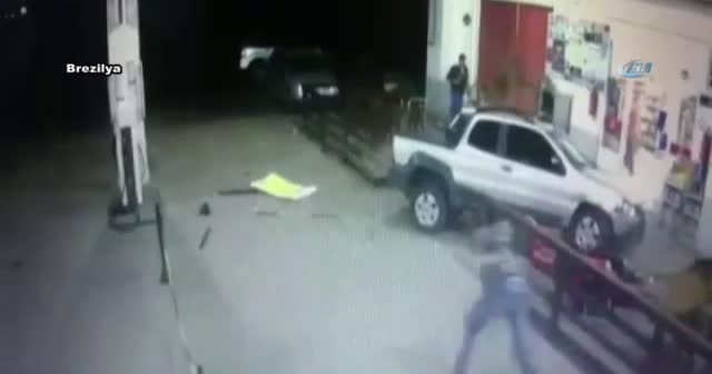Sarhoş sürücü benzin istasyonuna böyle daldı!