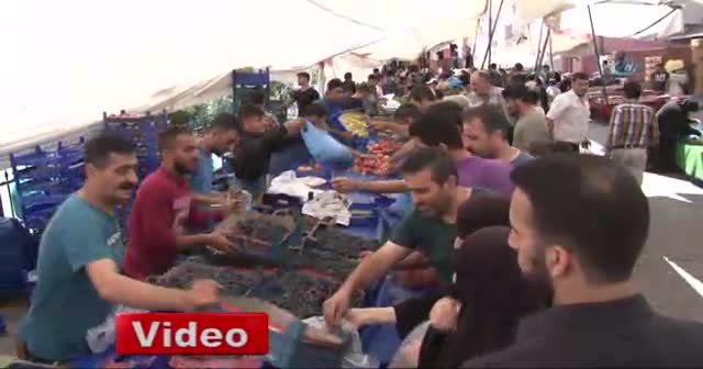 Tüm pazarı satın aldı, herşeyi bedava dağıttı