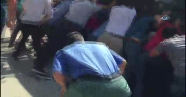 Yaşlı kadın halk otobüsünün altında kaldı