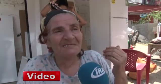 Yaşlı kadını eşyalarıyla sokağa attılar