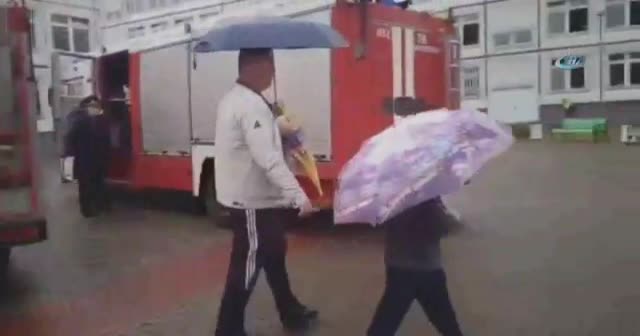 15 yaşındaki çocuk okulunu balta ve silahla bastı!