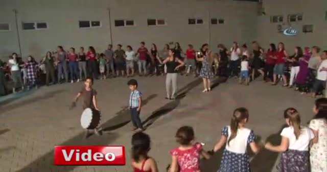 3 yaşından beri düğünlerde davul çalıyor