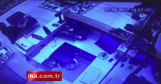 Beyoğlu'nda cep telefonu hırsızı kamerada