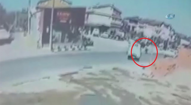 Bursa'da kamyonet ile motosiklet böyle çarpıştı