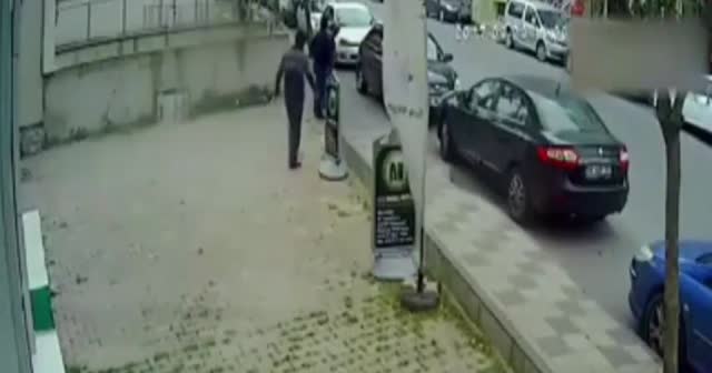 Adam yolda çarpıştığı kadını yumrukladı!