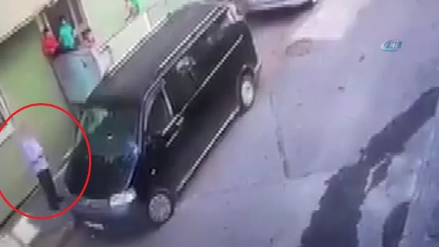 Çocukları adres sorma bahanesiyle minibüsüne bindirdi...