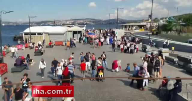 Darbukacı küçük kız, Eminönü'nde ilgi odağı oldu