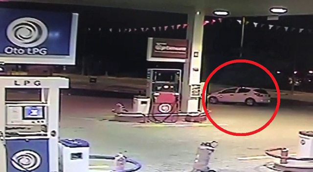 El freni çekilmeyen araç akaryakıt istasyonunda tur attı