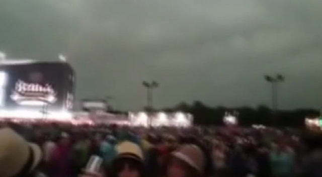 Festivale yıldırım düştü!