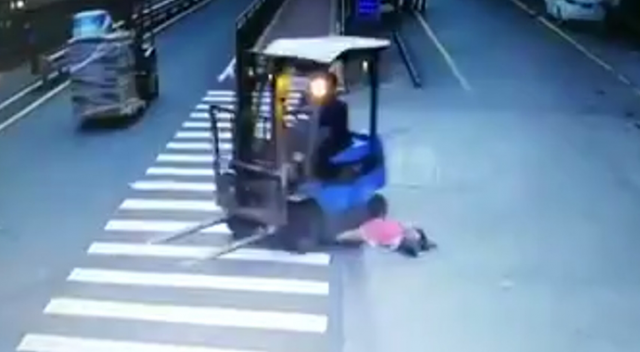 Forklift kadını ezdi!