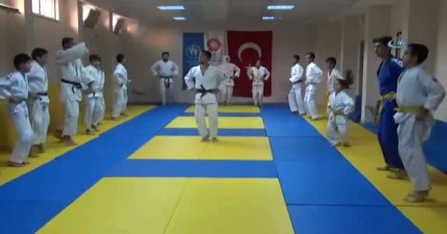 Görme engelli gencin alkışlık azmi