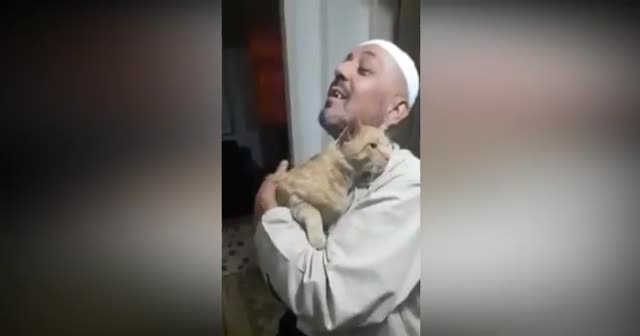 Hacdan gelen sahibini gören kedi bakın ne yaptı!