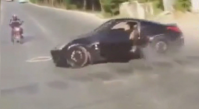 Hadımköy'de kapısı açık otomobille drift kameralarda