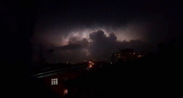 İstanbul’da şimşekler geceyi aydınlattı