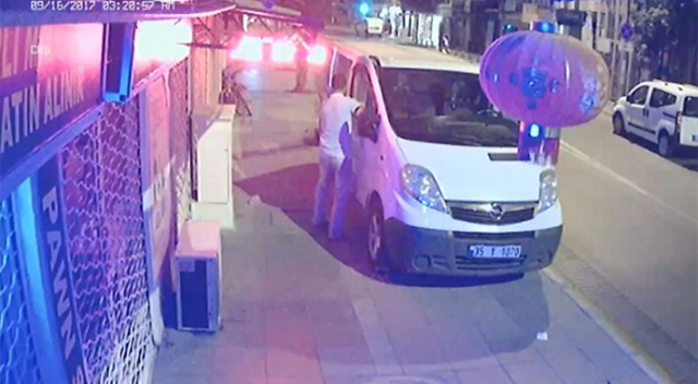 İzmir'de aracın camını kıran hırsızın rahat tavırları kamerada