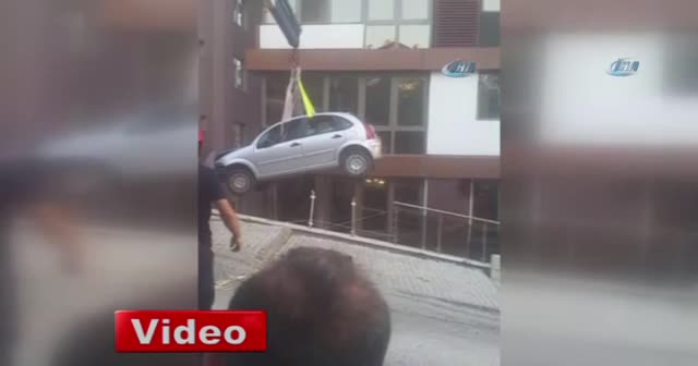 Kadın sürücü aracıyla birlikte havada asılı kaldı